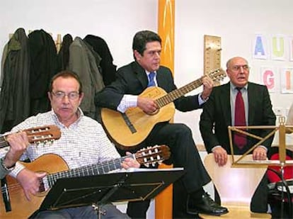 El ministro de Defensa, con un grupo de ancianos en un centro de día de Teruel.