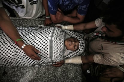 Amigos de Tahrir Wahaba, de 18 años, durante su funeral en Khan Yunis en la franja de Gaza. 