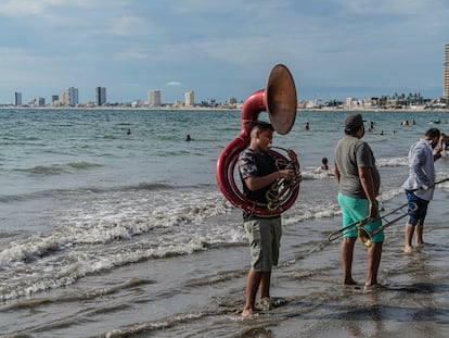 Un grupo de músicos de banda tocan en la playa en Mazatlán, Sinaloa en una imagen de archivo.