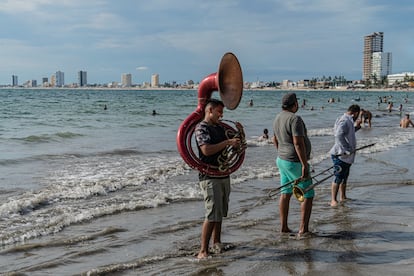 músicos de banda tocan en la playa en Mazatlán, Sinaloa