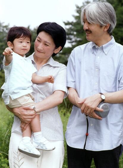 El príncipe Hishaito, primer varón que nacido en la familia real japonesa en los últimos 41 años, cumple hoy dos años. En la imagen, tomada el pasado mes de agosto, aparece junto a sus padres, la princesa Kiko y el príncipe Akishino, segundo en la línea sucesoria al trono japonés.