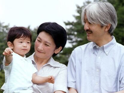 El príncipe Hishaito, primer varón que nacido en la familia real japonesa en los últimos 41 años, cumple hoy dos años. En la imagen, tomada el pasado mes de agosto, aparece junto a sus padres, la princesa Kiko y el príncipe Akishino, segundo en la línea sucesoria al trono japonés.