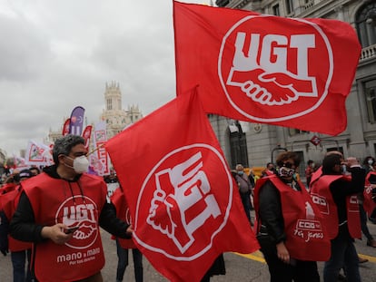 Banderas de UGT en una manifestación en Madrid, el pasado martes.