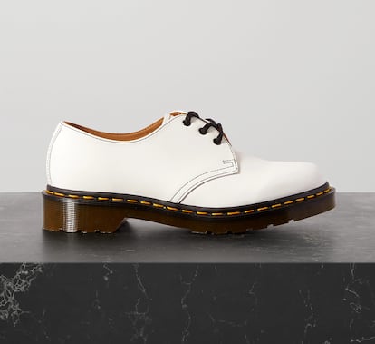 Siéntete como una adolescente pidiendo para estas navidades unas Dr. Martens. Aunque eso sí, esta vez que sea uno de sus modelos creados en colaboración con Comme des Garçons, ¿se te ocurre un regalo más especial? Encuéntralos aquí por 295 euros.