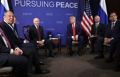 Los mandatarios Vladímir Putin y Donald Trump, junto a Serguéi Lavrov, ministro de Asuntos Exteriores de Rusia, y Marcos Rubio, secretario de Estado Unidos, antes de la reunión en privado.
