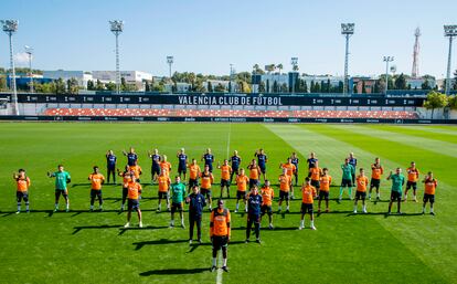 Los jugadores del Valencia, con Diakhaby al frente, protestan contra el racismo.