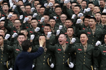 La presidenta de Corea del Sur, Park Geun-Hye, saluda a los nuevos militares durante una ceremonia de graduación de cadetes en Gyeryongdae. El líder de Corea del Norte, Kim Jong-un, ordenó preparar armas nucleares "para usarlas en cualquier momento", informó la agencia estatal de noticias, en un nuevo gesto de poder de Pyongyang tras la aprobación de nuevas sanciones de la ONU.