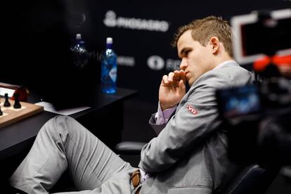 Magnus Carlsen, en un momento de la quinta partida