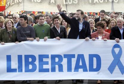 El presidente del Partido Popular Mariano Rajoy, saluda en la cabecera de una protesta del PP en 2007.