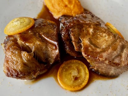 Galete de atún rojo con rodajas de cítricos.