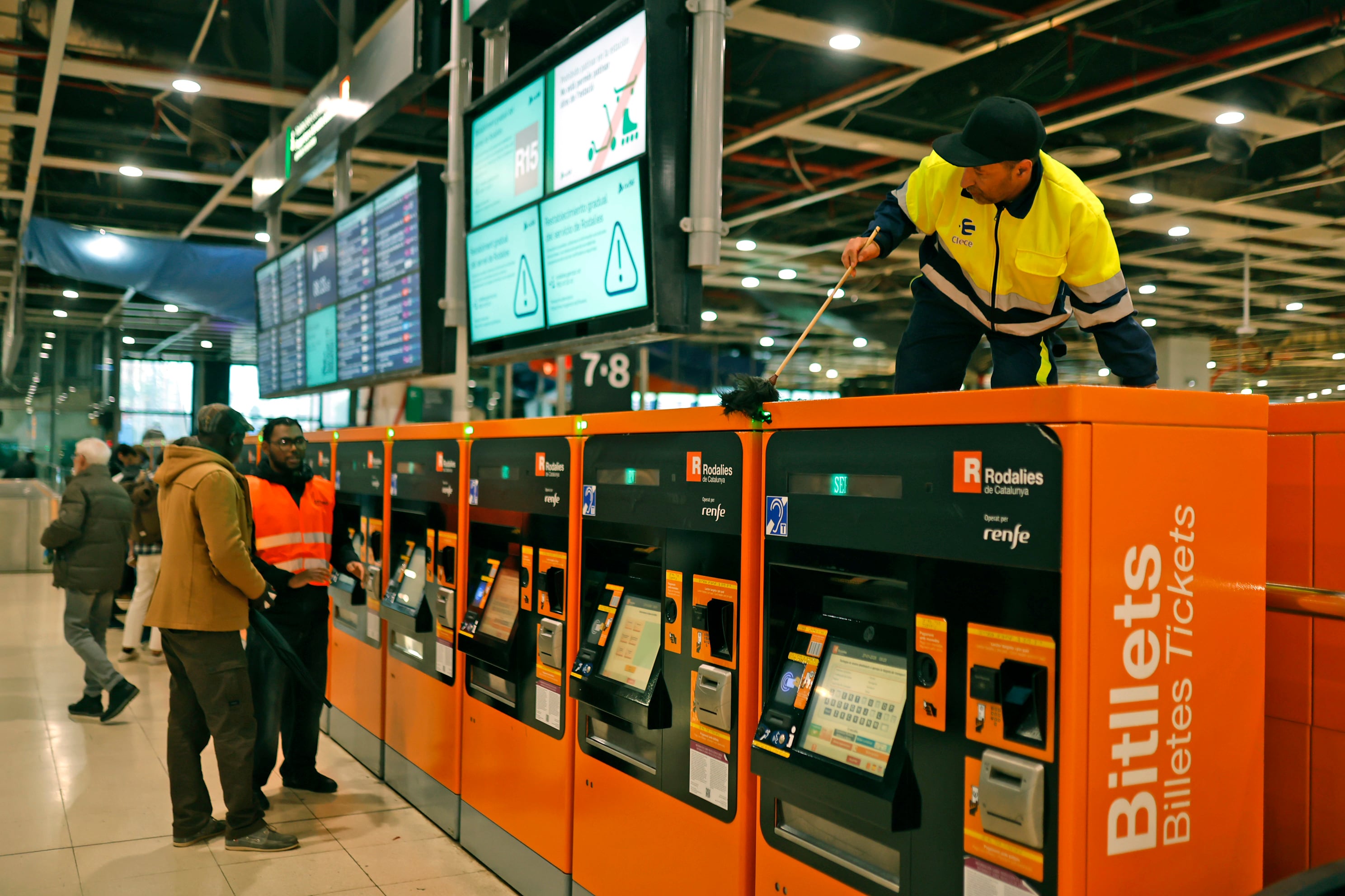 Ambiente en la estación de Sants de Barcelona, este martes. 