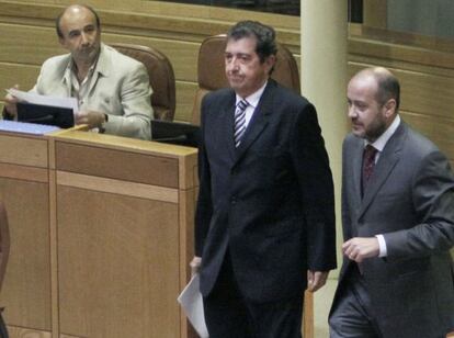 Beningo López, en el centro, en el Parlamento de Galicia en noviembre de 2009.
