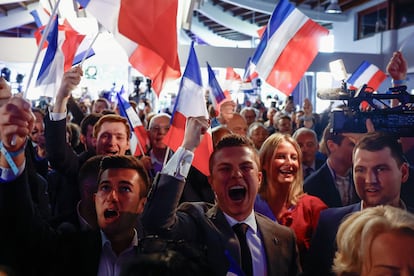Simpatizantes de Reagrupamiento Nacional, el partido ultraderechista de Marine Le Pen, celebraban el domingo su victoria en las elecciones europeas en Francia.