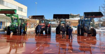 Algunos de los agricultores que han salido con sus tractores a limpiar Alcañiz (Teruel) en este temporal.