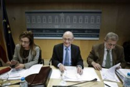 El ministro de Hacienda y Administraciones P&uacute;blicas, Crist&oacute;bal Montoro (centro), junto al secretario de Estado de Administraciones P&uacute;blicas, Antonio Beteta (derecha), y la secretaria de Estado de Presupuestos, Marta Fern&aacute;ndez Curr&aacute;s (izquierda).