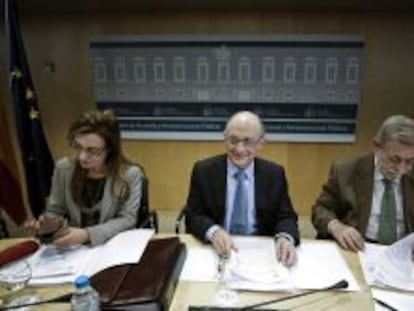 El ministro de Hacienda y Administraciones P&uacute;blicas, Crist&oacute;bal Montoro (centro), junto al secretario de Estado de Administraciones P&uacute;blicas, Antonio Beteta (derecha), y la secretaria de Estado de Presupuestos, Marta Fern&aacute;ndez Curr&aacute;s (izquierda).