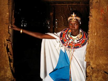 Christine Sitiyan, una mujer samburu que escapó de la violencia de género, se encuentra en la entrada de una vivienda tradicional de barro conocida como manyatta en la aldea Umoja donde los hombres están vetados, en el norte del condado de Samburu, Kenia.