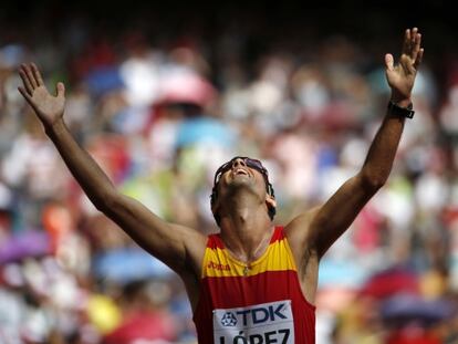 Miguel Ángel López celebra su oro en 20 kilómetros marcha