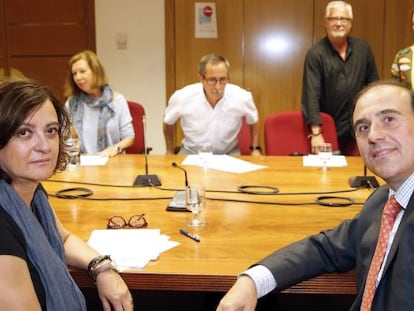 El director de Relaciones Laborales de CEOE, Jordi Garc&iacute;a Vi&ntilde;a (d), y la directora del departamento socio-laboral de Cepyme, Teresa D&iacute;az de Ter&aacute;n (i), durante la reuni&oacute;n que han mantenido hoy estas organizaciones empresariales y los sindicatos para una primera toma de contacto dentro de la comisi&oacute;n de seguimiento del III Acuerdo para el Empleo y la Negociaci&oacute;n Colectiva (AENC), con el objetivo de abordar la subida salarial de 2017. 