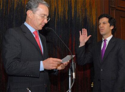 El ministro colombiano de Exteriores, Jaime Bermúdez, jura su cargo el jueves ante Álvaro Uribe