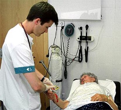 En la imagen, una anciana recibe tratamiento en un centro de asistencia tras resultar intoxicada.