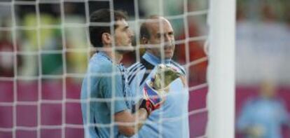 Ochotorena conversa con Casillas durante un entrenamiento en 2012