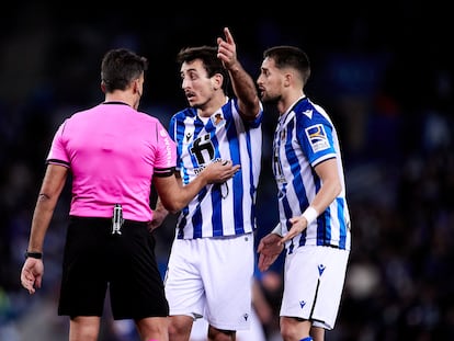 Oyarzabal y Januzaj reclaman una acción al árbitro en el último partido de Liga