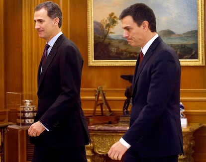 El Rey acompaña al líder socialista, Pedro Sánchez, en el palacio de la Zarzuela, el 3 de febrero de 2016.