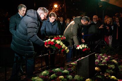 El presidente del PP, Alberto Núñez Feijóo (a la izquierda) en una ofrenda floral junto al alcalde de Madrid, José Luis Martínez Almeida, y el senador Alfonso Serrano, durante el acto homenaje a Gregorio Ordóñez en el 30 aniversario de su asesinato por ETA, este martes en Madrid.