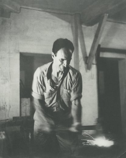 Eduardo Chillida, retratado por el fotógrafo italiano Franco Cianetti, en su taller de Villa Paz.