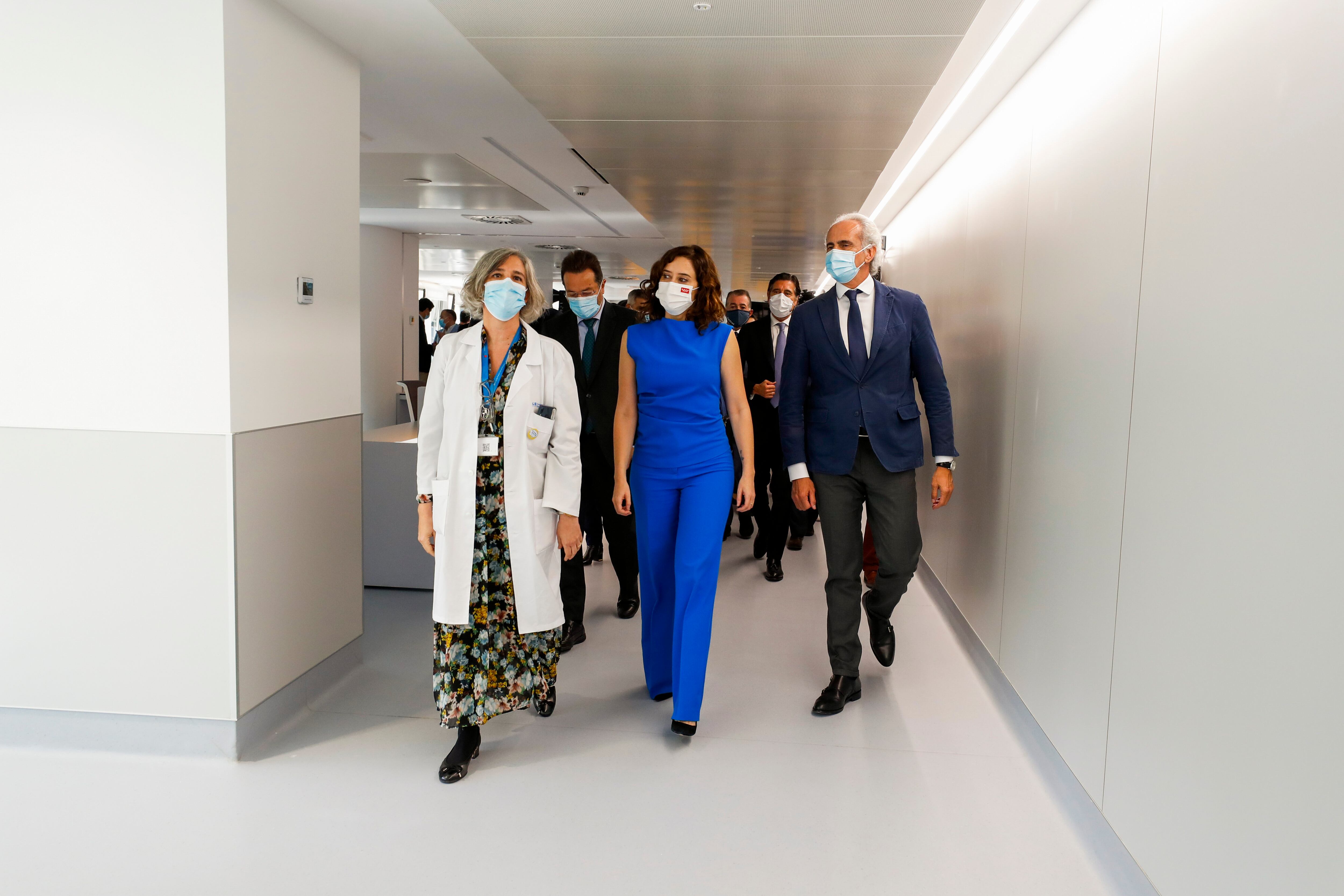 La presidenta de la Comunidad de Madrid, Isabel Díaz Ayuso, en el centro, junto al consejero de Sanidad, Enrique Ruiz Escudero (a la derecha) y un grupo de altos cargos sanitarios, visitan el hospital Gregorio Marañón.