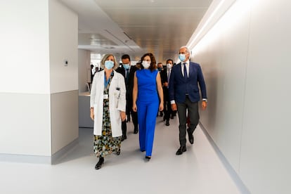 La presidenta de la Comunidad de Madrid, Isabel Díaz Ayuso, en el centro, junto al consejero de Sanidad, Enrique Ruiz Escudero (a la derecha) y un grupo de altos cargos sanitarios, visitan el hospital Gregorio Marañón.
