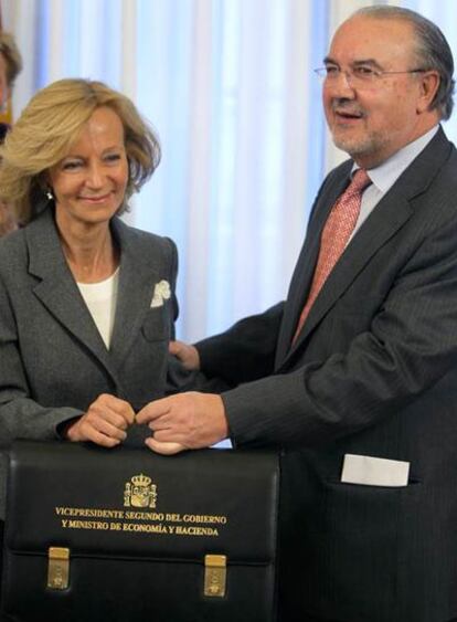 Pedro Solbes entrega la cartera de Economía y Hacienda a Elena Salgado el pasado día 8.