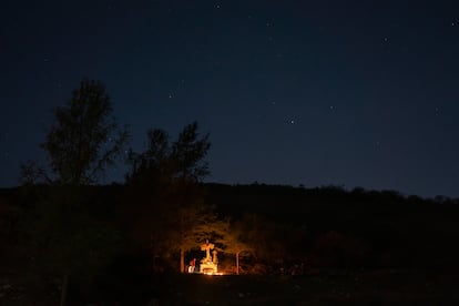 En el cerro Komulian se ofrenda la comida a las cruces, acompañado de copal, velas y flores.