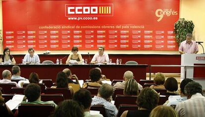 El secretario general de CC OO-PV, Paco Molina, de pie a la derecha en una imagen de archivo.