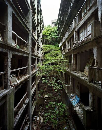 La isla de Gunkanjima (Japón) en 2012, una población minera que hace 50 años quedó totalmente despoblada cuando dejó de consumirse el carbón en las casas.