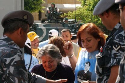 Fuerzas de seguridad libanesas comprueban ayer en Beirut la documentación de los votantes durante las elecciones parlamentarias.