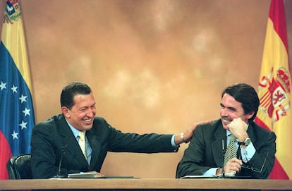 Hugo Chávez (a la izquierda) y José María Aznar, en una rueda de prensa conjunta en el palacio de la Moncloa, en octubre de 1999