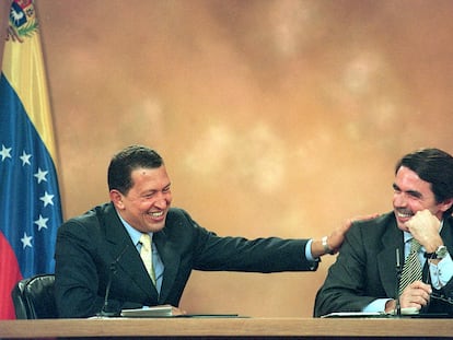 Hugo Chávez (a la izquierda) y José María Aznar, en una rueda de prensa conjunta en el palacio de la Moncloa, en octubre de 1999