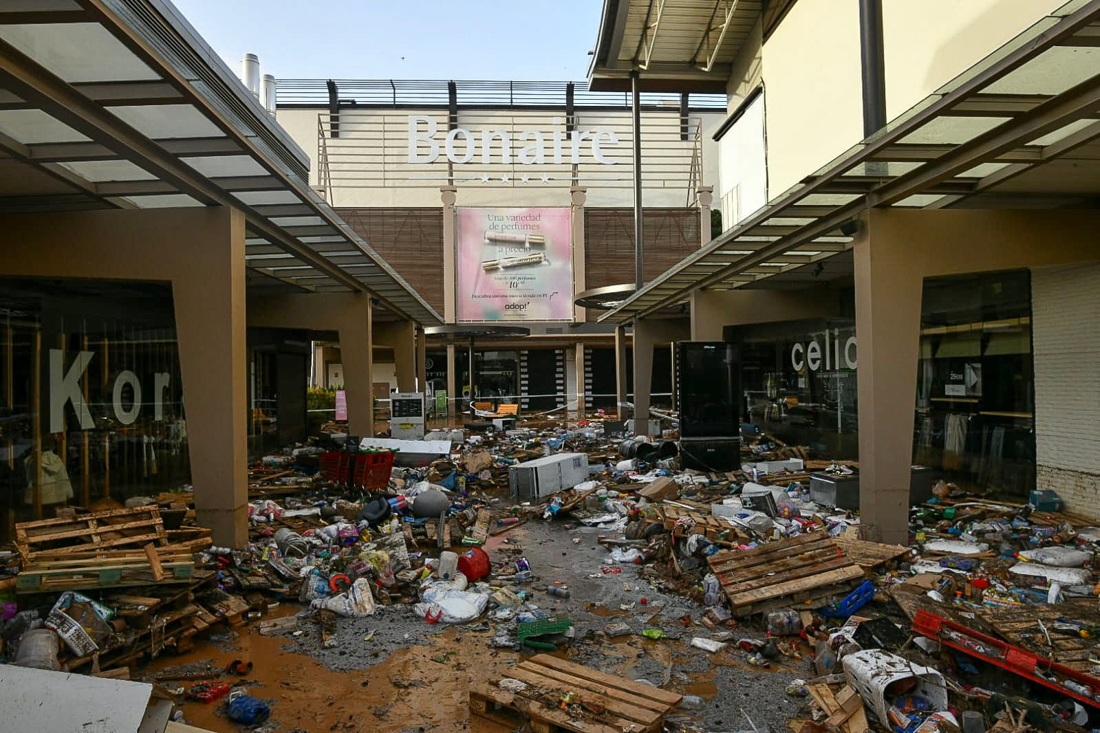 Al menos 39 detenidos por actos de pillaje en centros comerciales de las zonas afectadas por la dana 