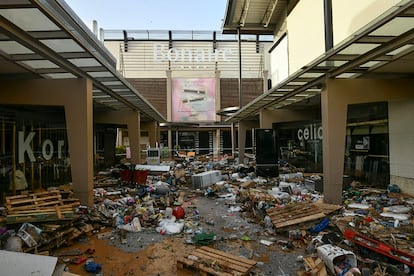 Estado en el que ha quedado tras las lluvias torrenciales el Centro Comercial Bonaire, en Aldaia (Valencia), donde se han producido episodios de saqueo.