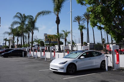 Un Tesla en una de las estaciones de carga en la ciudad de Commerce, California.
