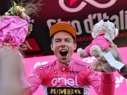 Roglic, de rosa, en el podio del Giro.