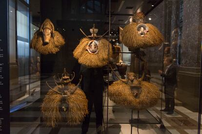Una de las vitrinas del museo que muestran distintas máscaras procedentes del Congo. 
