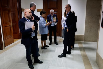 Diputados de BNG,EH Bildu, ERC y Junts, a la puerta de la Comisin de Hacienda.