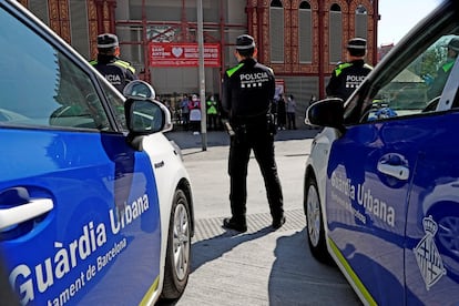 Agentes de la Guardia Urbana en el barrio de Sant Antoni.