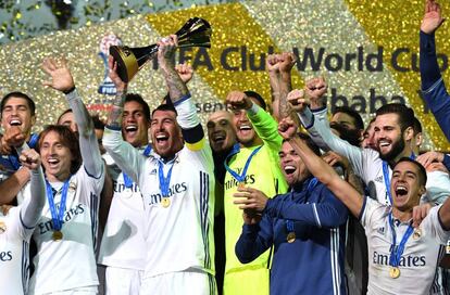 Los jugadores del Real Madrid celebran su victoria.
