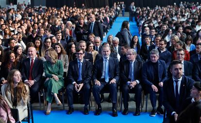 El Rey Felipe VI y el presidente de la Generalitat, Salvador Illa, durante proclamación del premio Princesa de Girona Social 2025 en la Farga de L'Hospitalet