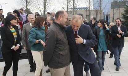 Pachi Vázquez, en primer término a la derecha, tras posar con la nueva ejecutiva, ayer en Santiago.