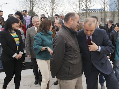 Pachi V&aacute;zquez, en primer t&eacute;rmino a la derecha, tras posar con la nueva ejecutiva, ayer en Santiago.